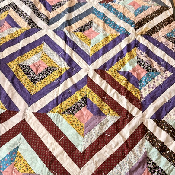 Patchwork Quilt with Multicolor Design - Picture 2 of 6